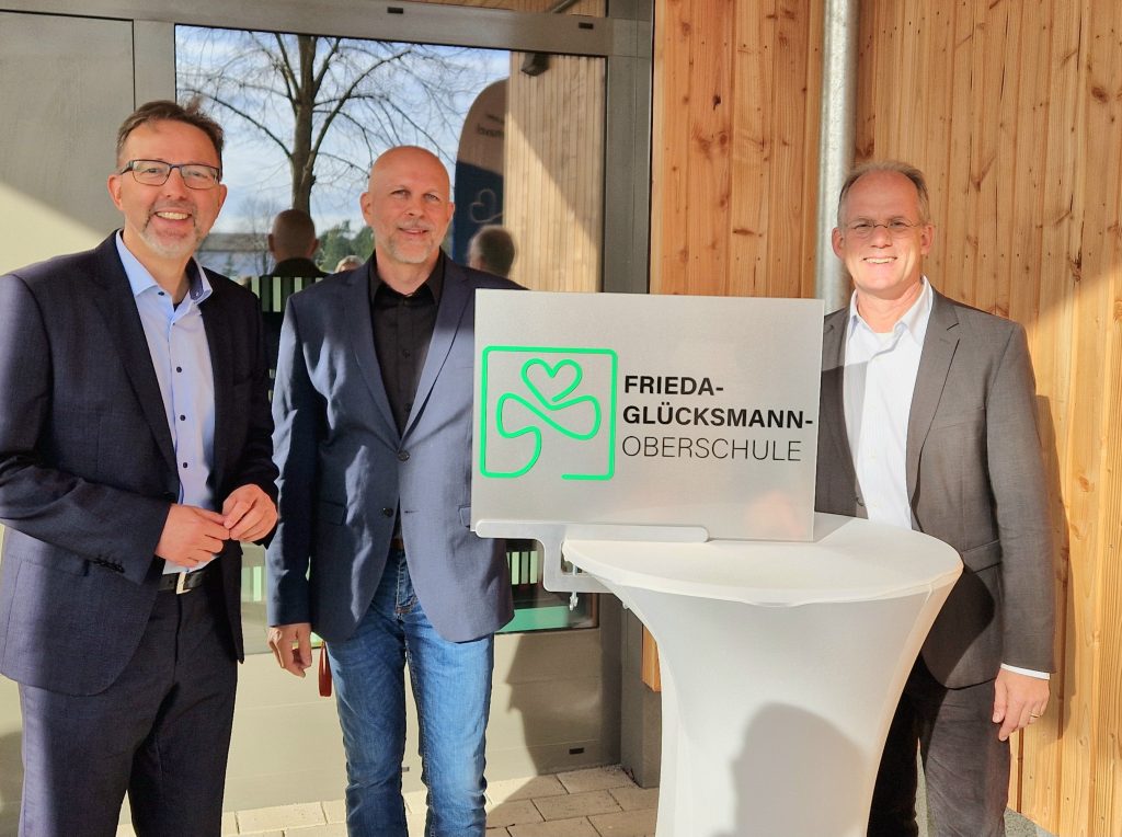 Eröffneten den Anbau: Landrat Alexander Tönnies, Schulleiter Peter Schramm sowie Schuldezernent Holger Mittelstädt (von links)
