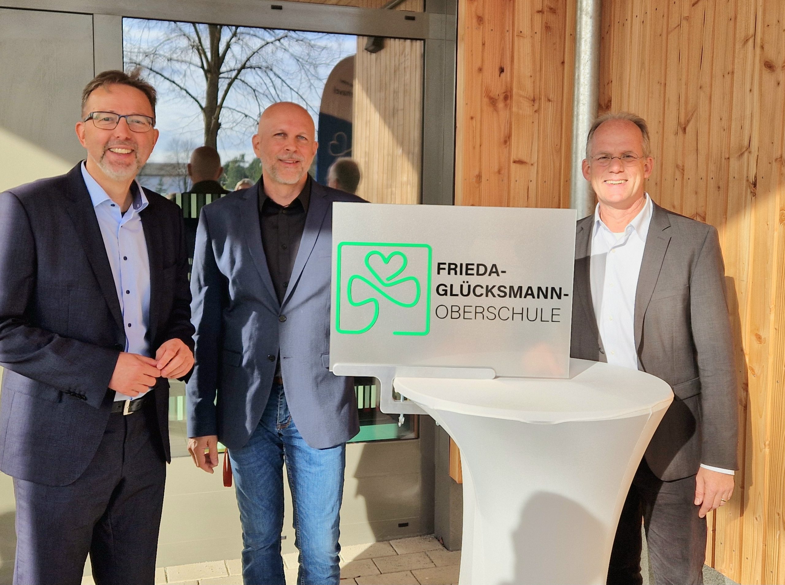 Eröffneten den Anbau: Landrat Alexander Tönnies, Schulleiter Peter Schramm sowie Schuldezernent Holger Mittelstädt (von links)